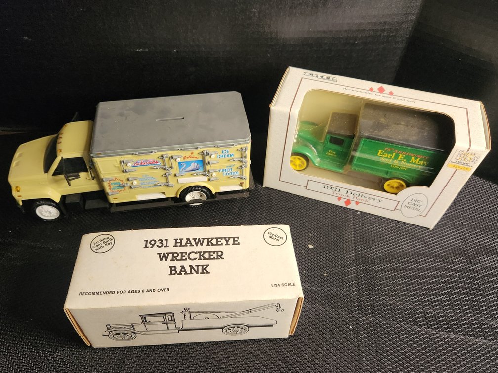 Coin Banks Lot 8 of 8