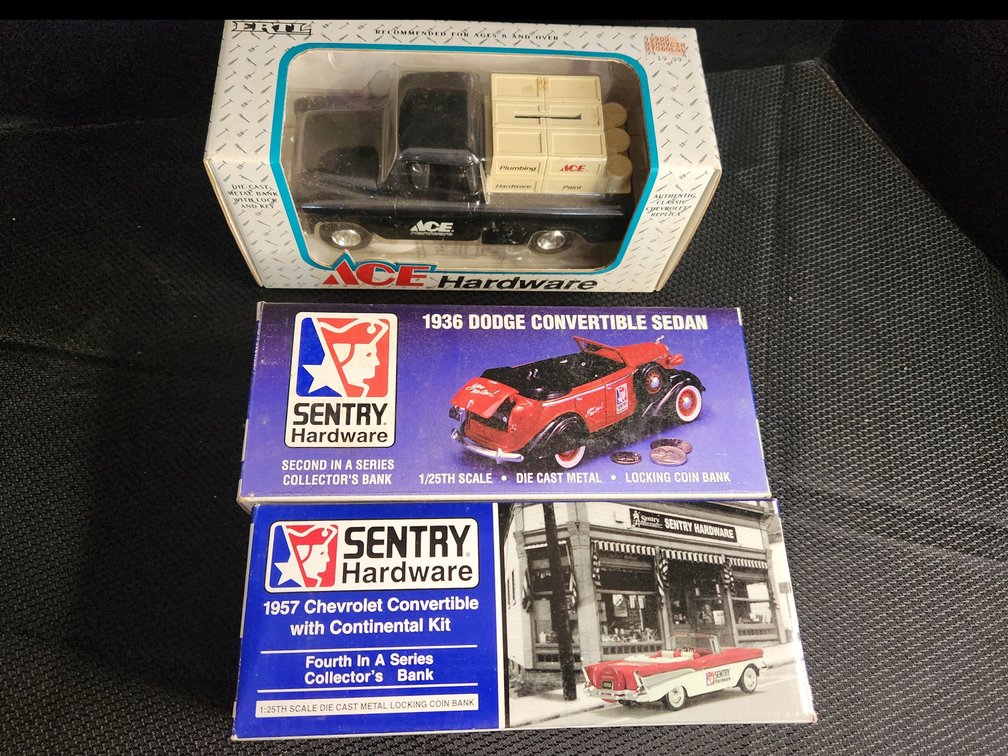 Coin Banks Lot 4 of 8
