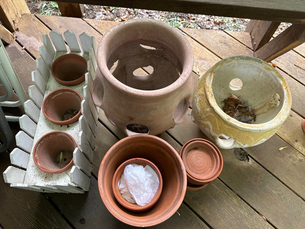 10 terracotta pots 