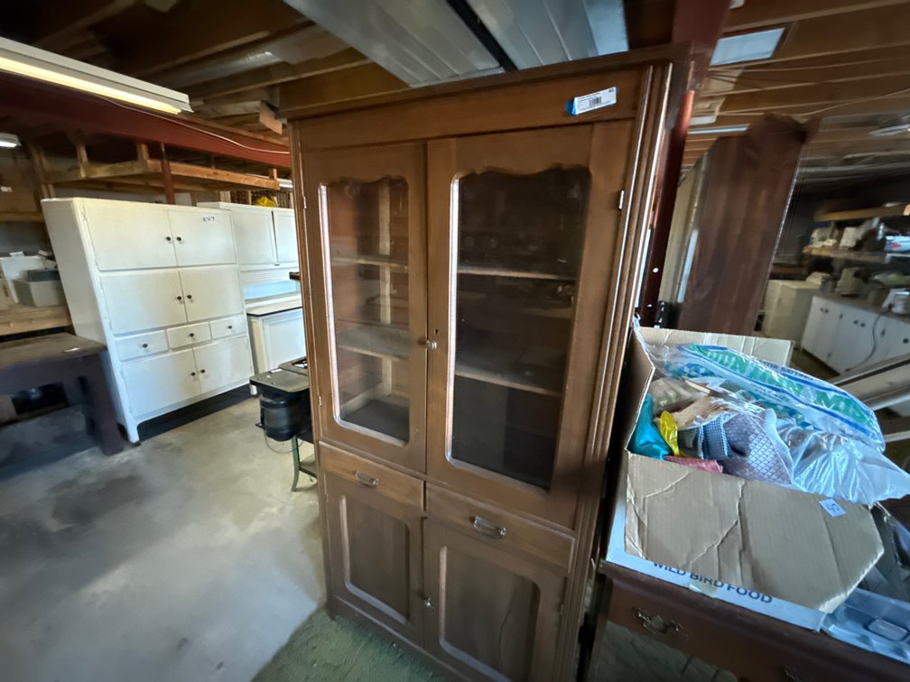 Display cabinet and sewing machine
