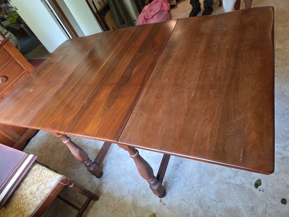 Drop leaf table