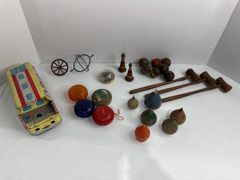 large lot of vintage toys and model hummer 