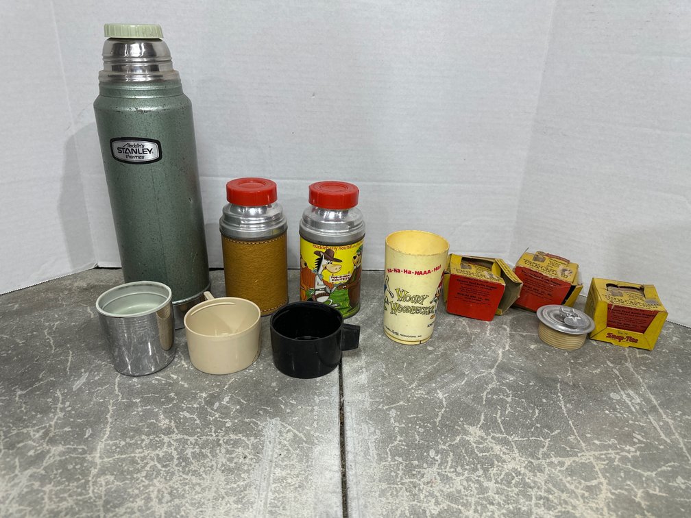 flat of thermoses and accessories 