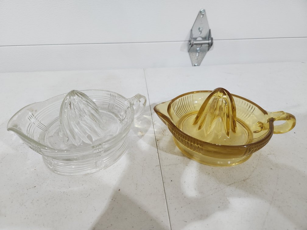 2 juicers depression era and decorative glass (1 with eye wash)