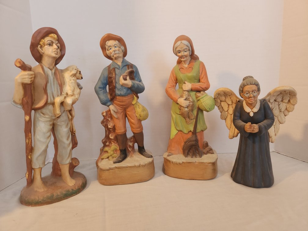 Figurine Lot 4 of 6