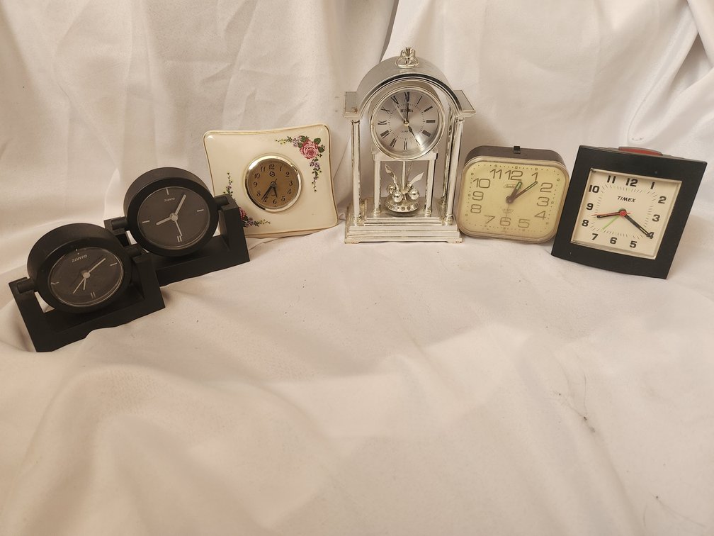 Clocks Lot 6 of 14
