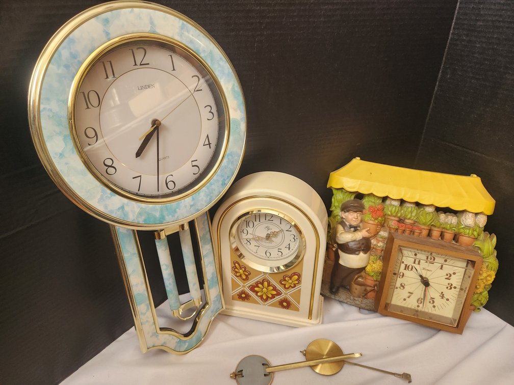 Clocks Lot 8 of 14