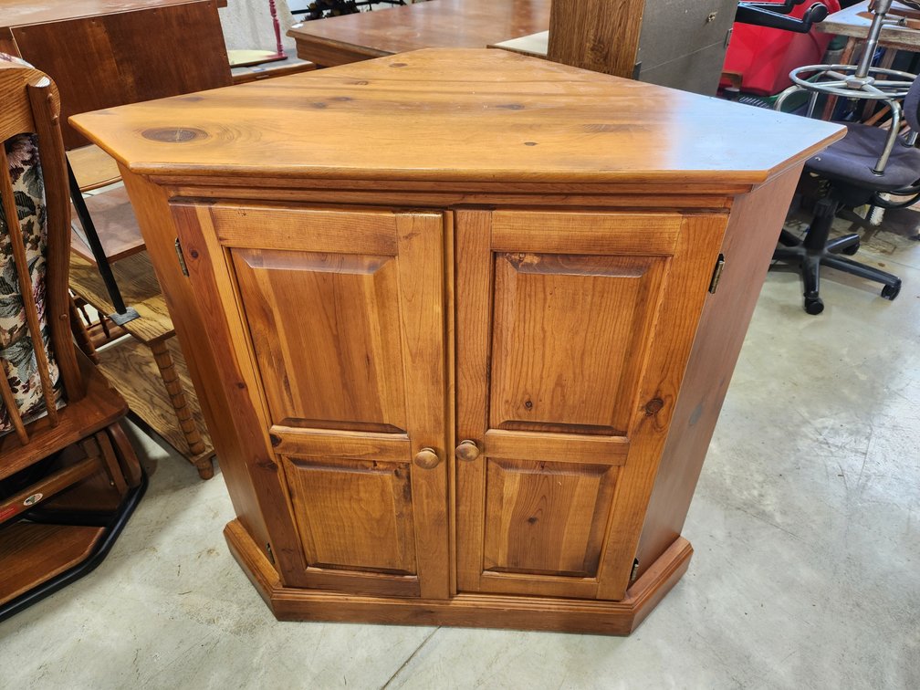 Corner cabinet on wheels