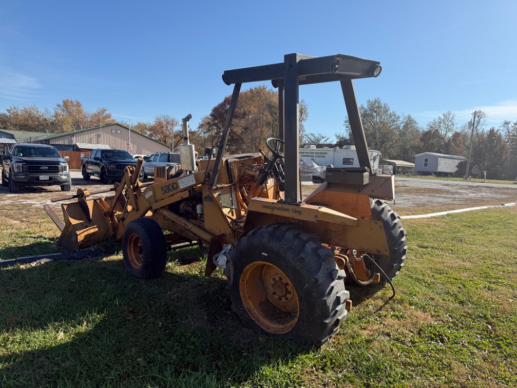 Case 580D Loader Backhoe