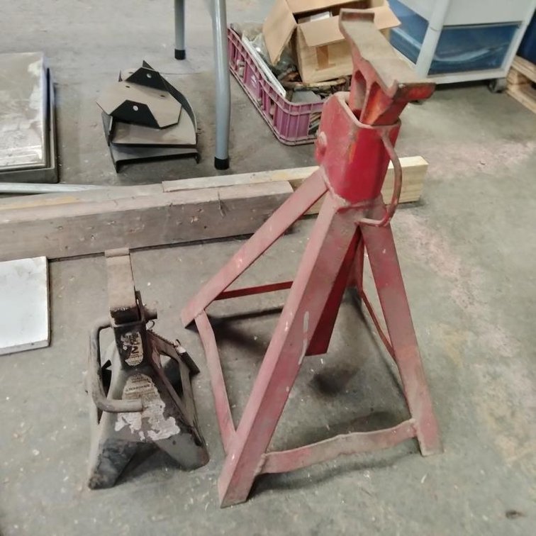 (2) Jack Stands