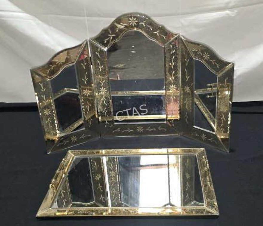 Tri-fold Vanity Mirror & Vanity Mirrored Tray