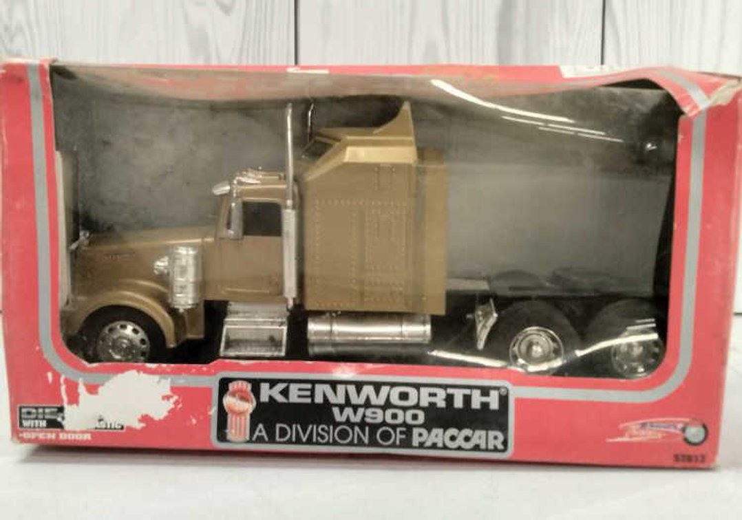 NewRay Kenworth W900, Division of Paccar