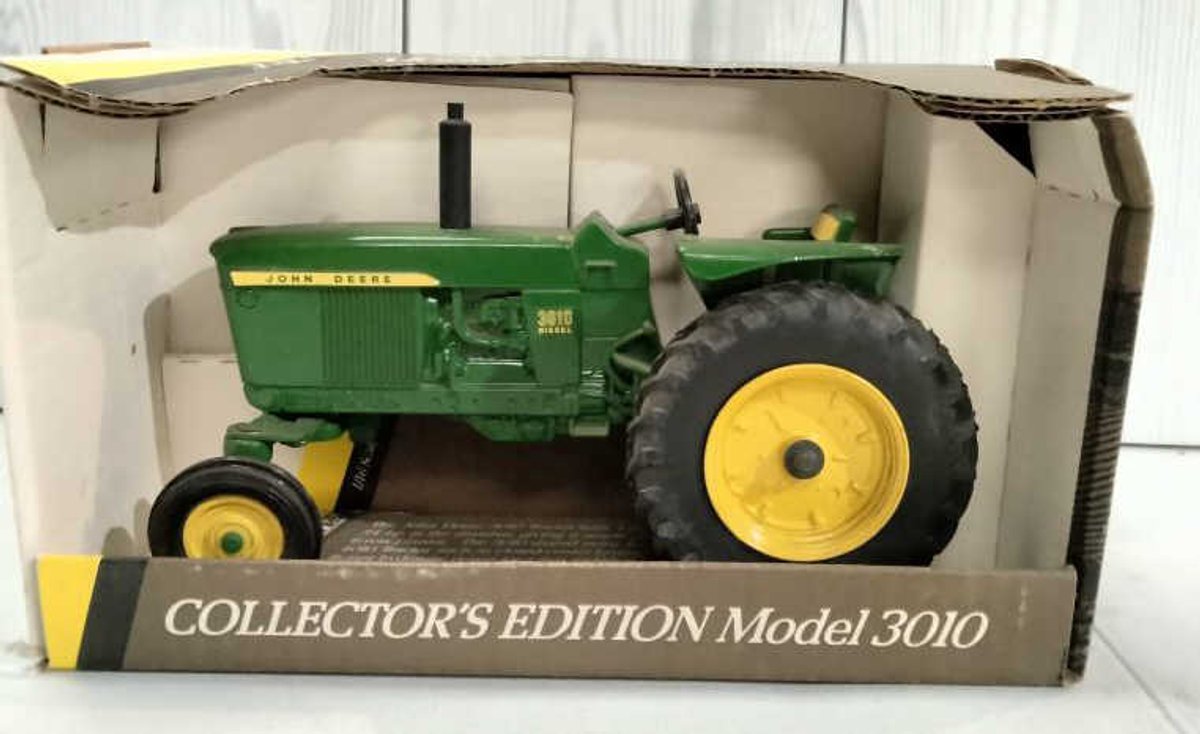 Ertl John Deere 1960 Model 3010 Tractor