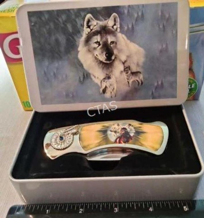 Wolf Collectible Knife in Tin
