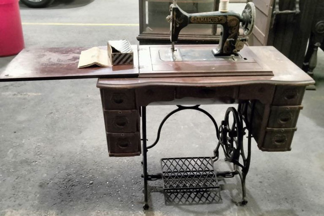 Vibrating Shuttle Damascus Sewing Machine