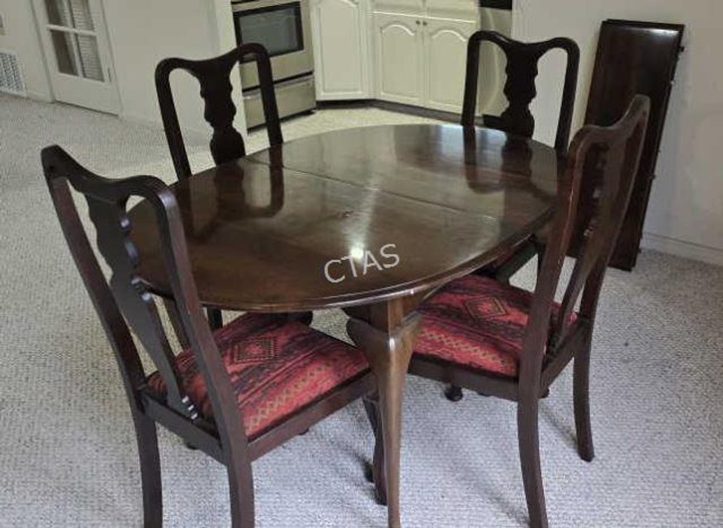Queen Anne Style Dining Table w/ (4) Chairs