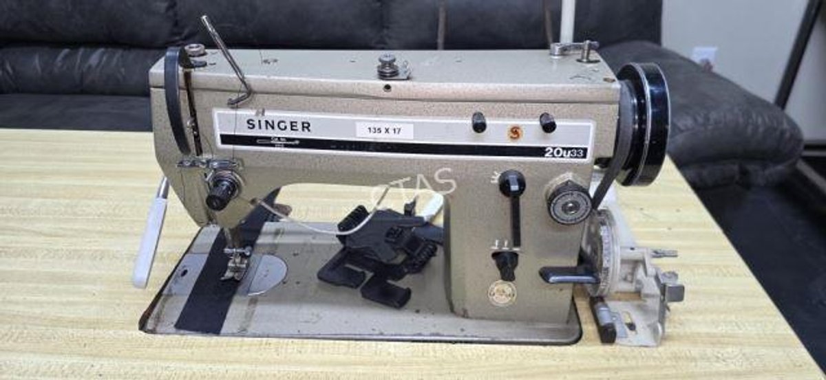 Singer 20u33 Commercial Sewing Machine on