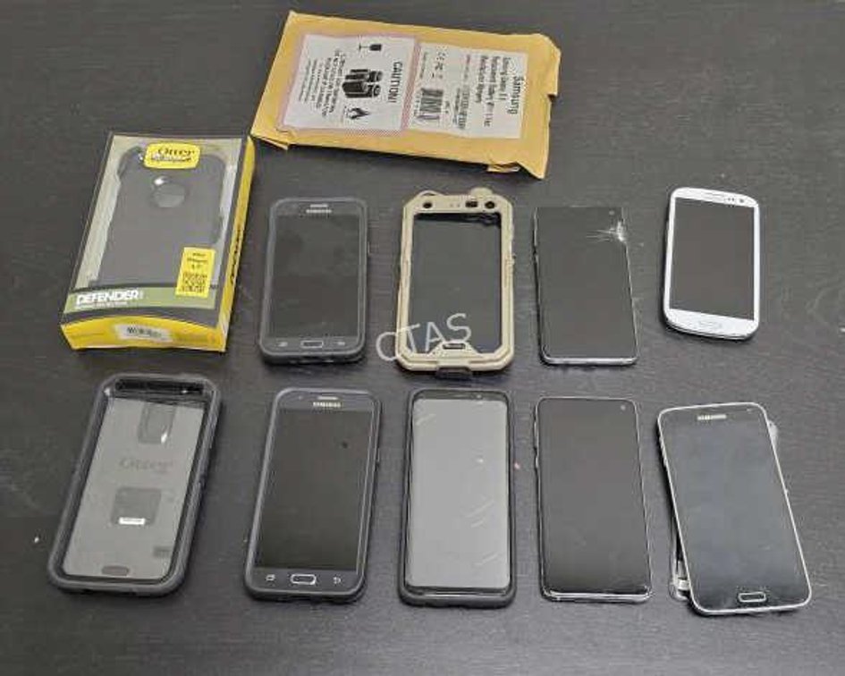 (8) Old Samsung Phones & Cases