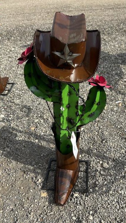Metal Art - Small Cowboy Cactus w/Pink Flowers