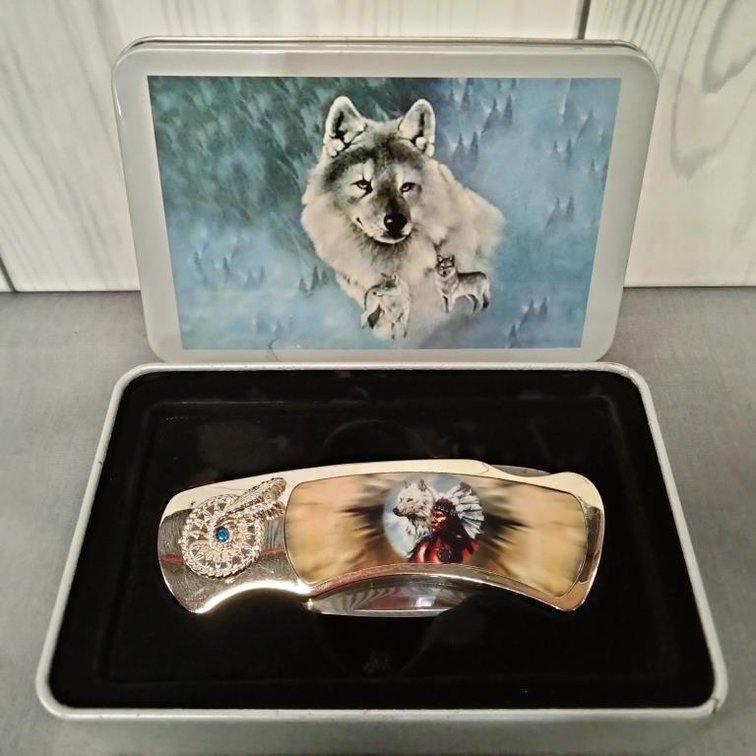 Wolf Collectible Knife in Tin