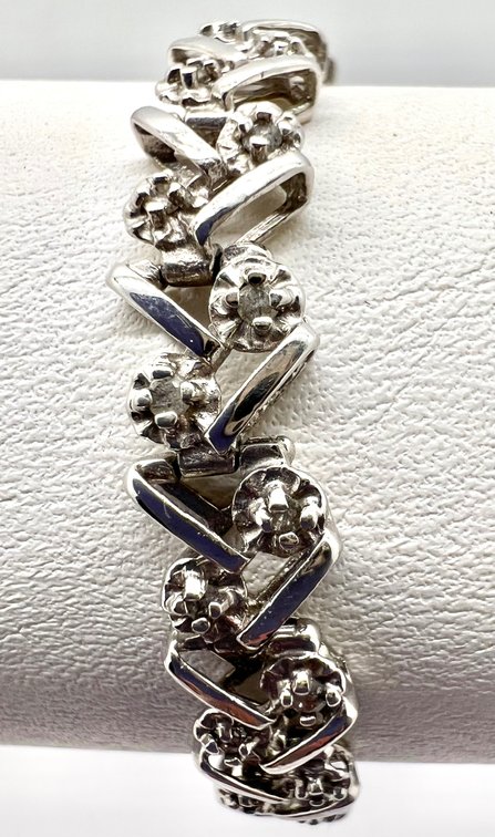 10K White Gold and Diamond Tennis Bracelet - Floral Pattern