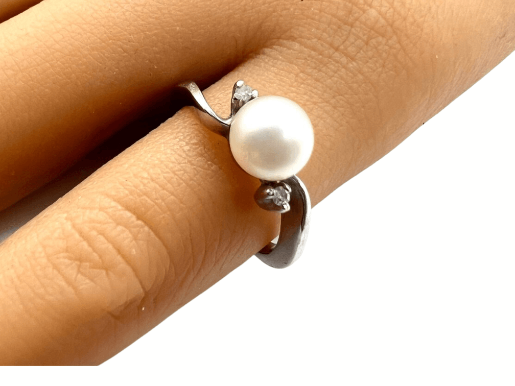 10 K White Gold Ring with Pearl - SIze 6