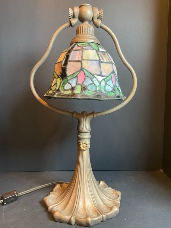 Classic Tiffany Style Stained Glass Lamp With Harp Style Frame