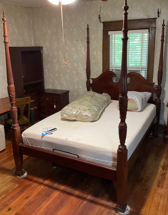 Classic Chippendale Style Rice Carved 4 Poster Queen Size Bed & Mica Adjustable Bed Base With Remote