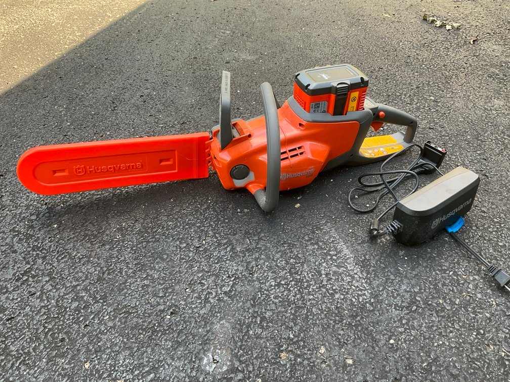 Husqvarna 120i Cordless Chainsaw with BLi20 Battery and Charger