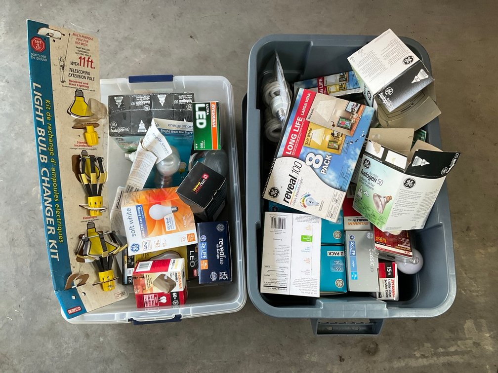 Assorted Light Bulb Lot With Bayco Bulb Changer Kit