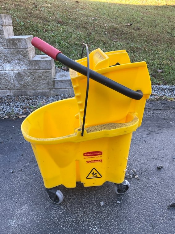 Rubbermaid Commercial Products WaveBrake Yellow Mop Bucket Combo