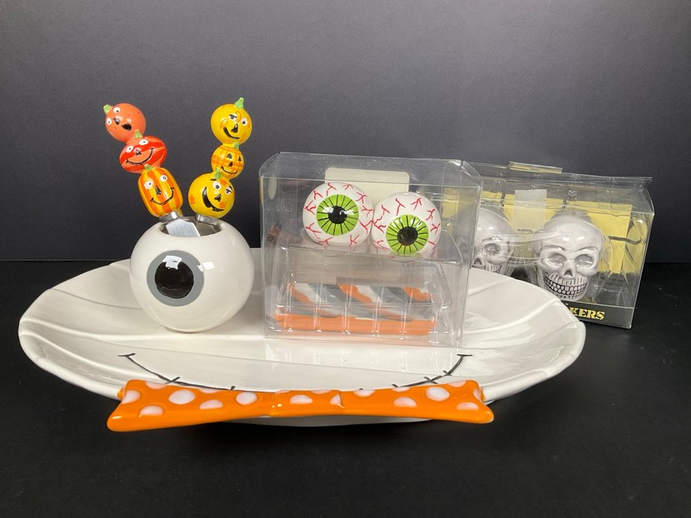 Halloween Serving Plate with Salt and Pepper Shakers