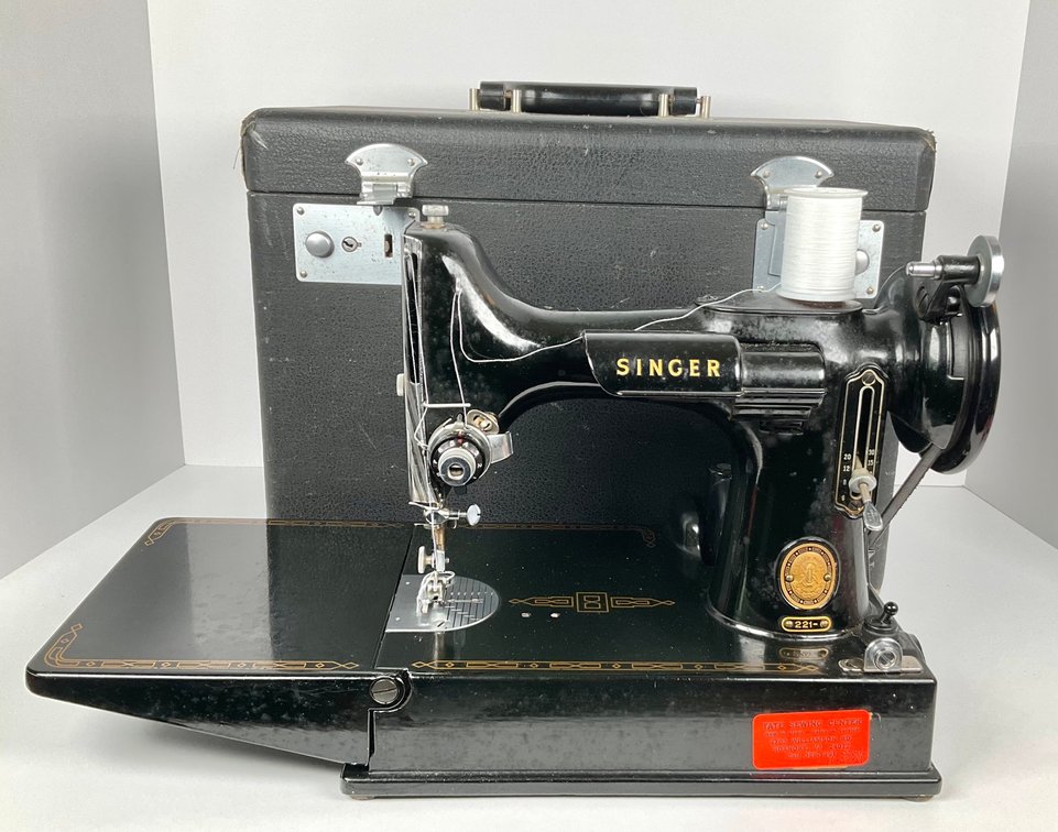 Singer Featherweight 221 Sewing Machine