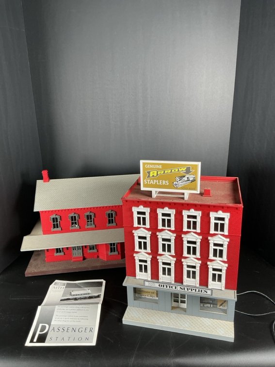 MTH RailKing Model Train Passenger Station & Office Supplies Building