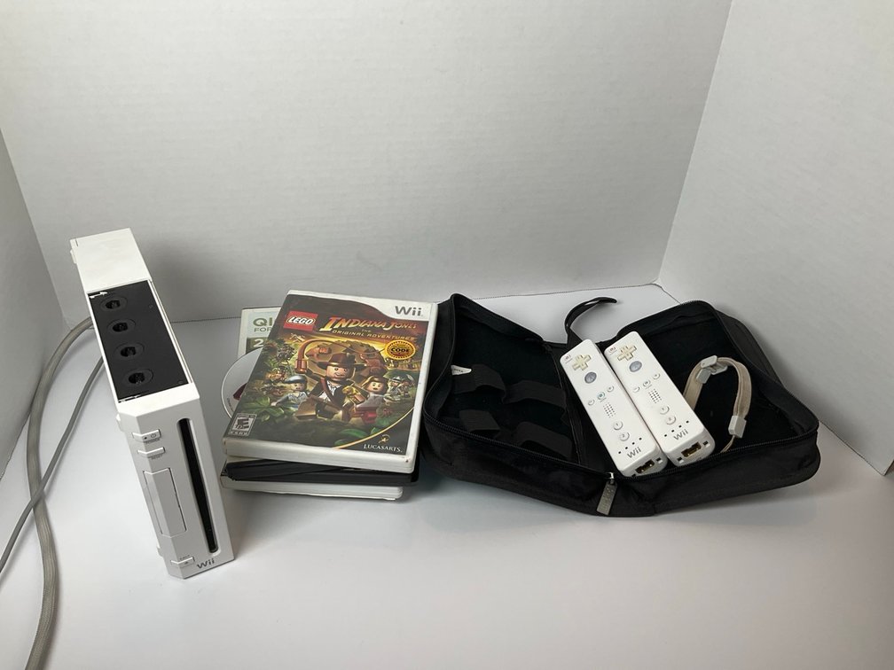 Nintendo Wii Gaming Console White RVL 001 Bundle With Controllers