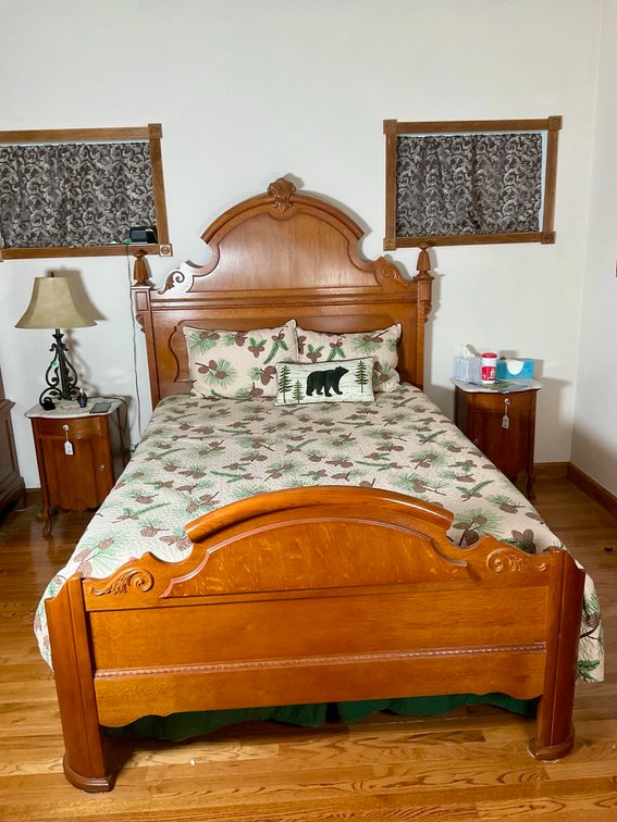 Lexington Furniture Victorian Sampler Collection Carved Oak Queen Bed