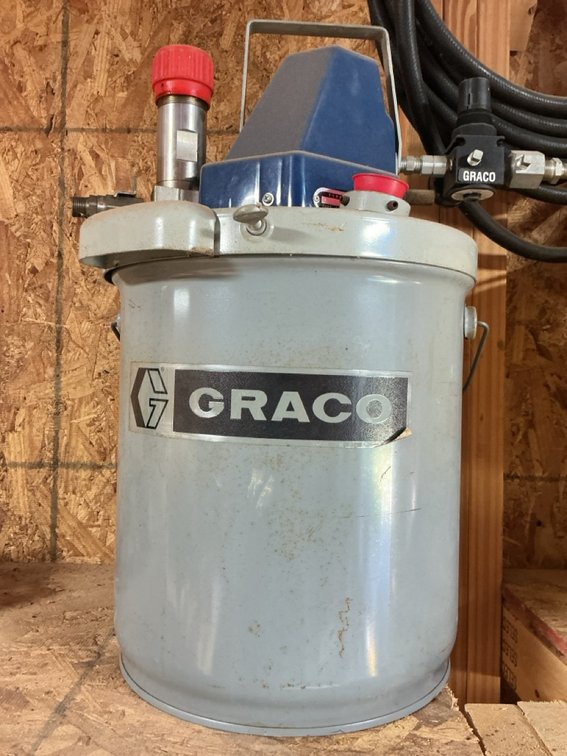 Graco Pneumatic Fluid Pressure Pot with Agitator and Air Hose