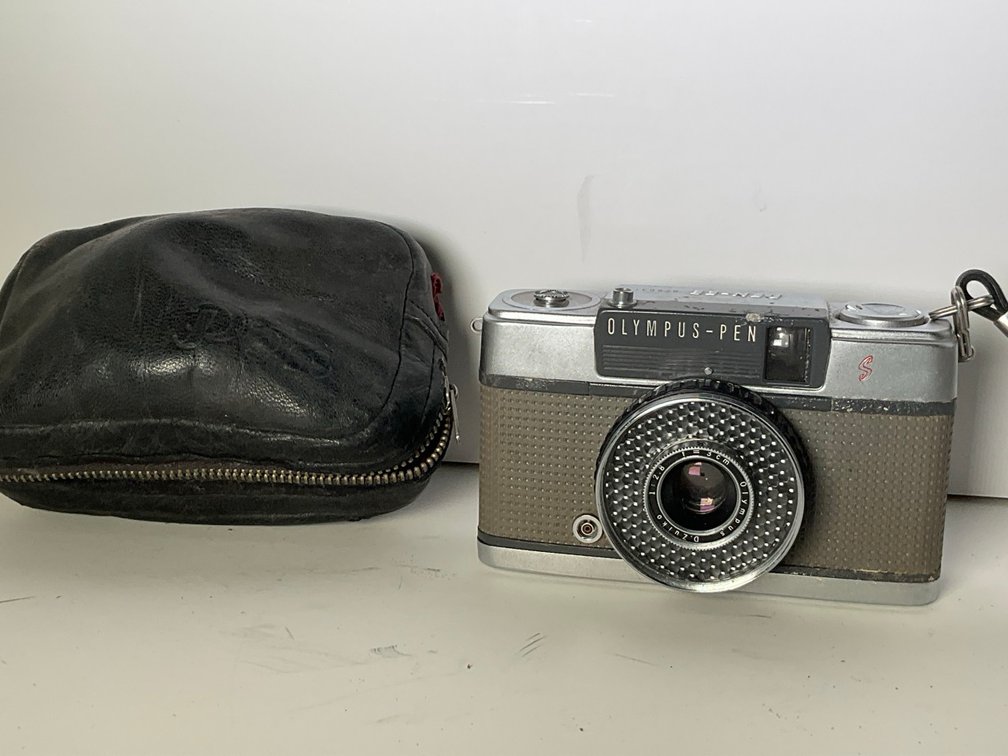 Olympus-Pen EE Half Frame 35mm Film Camera with Soft Pouch
