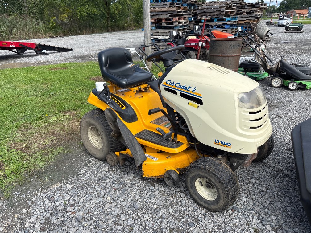 D4b. Cub Cadet lt1052 tractor with 42” deck and grass catcher