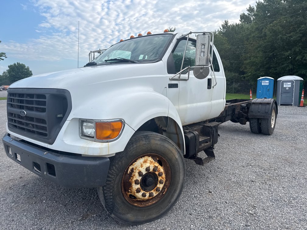 2000 Ford F-750 Super Cab Cat Diesel Cab and Chassis w/ Spicer 7spd trans