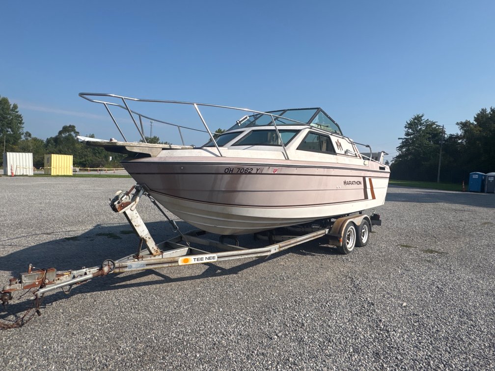 1986 Marathon 2350 Sunblazer 23’ closed bow