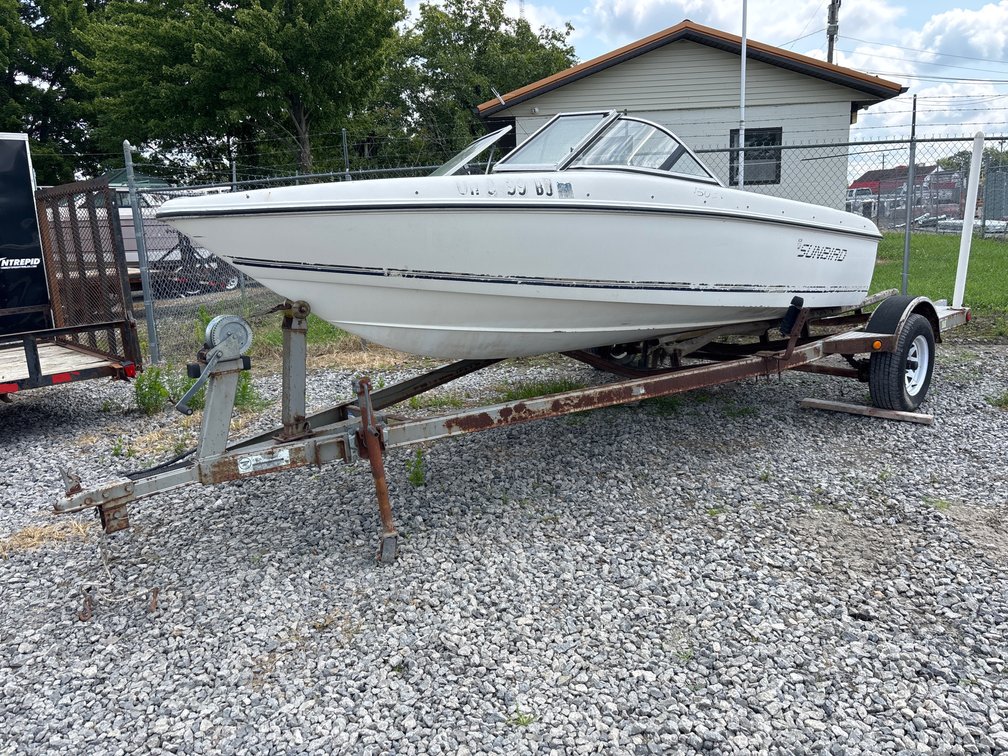 1995 Sunbird Spirit 150 15‘4“ bow rider boat on single axle boat trailer.