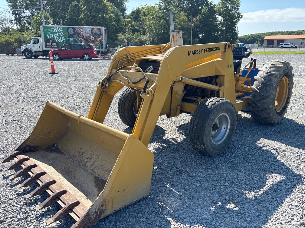 Massey Ferguson with a loader MF 20 C run