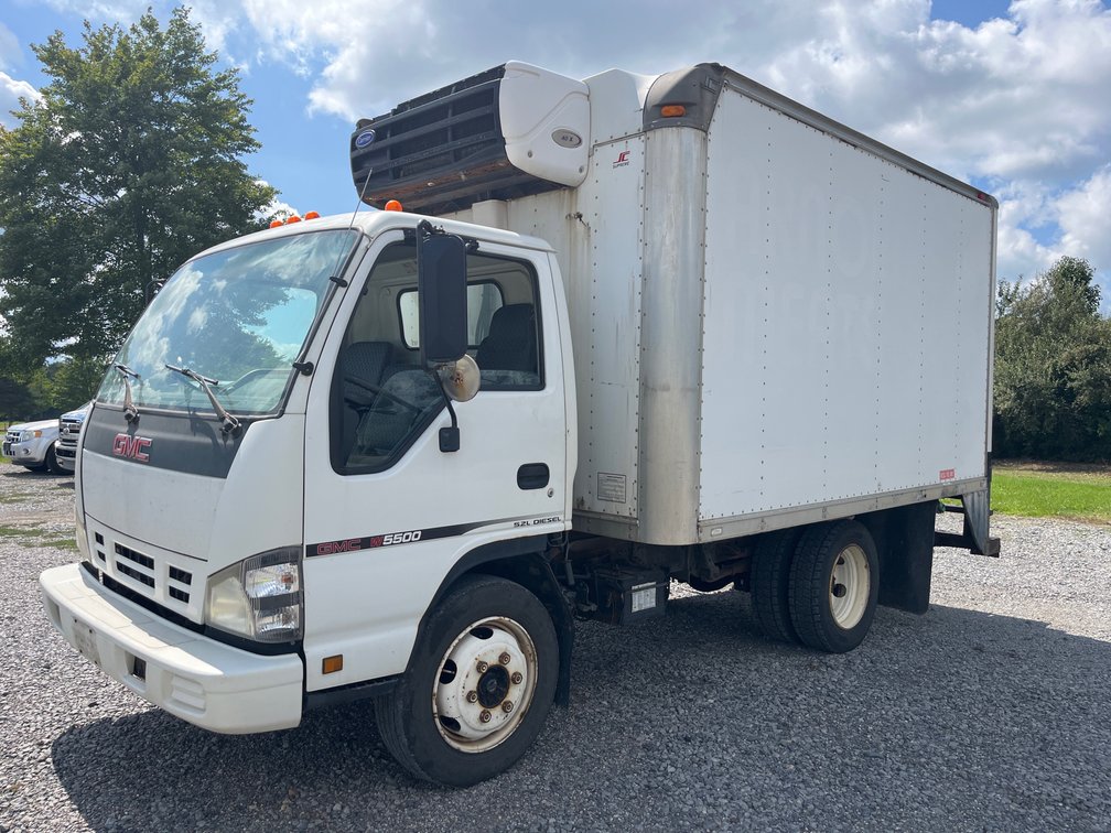 2007 GMC W5500 Cabover w/ Carrier Refer Unit & Box