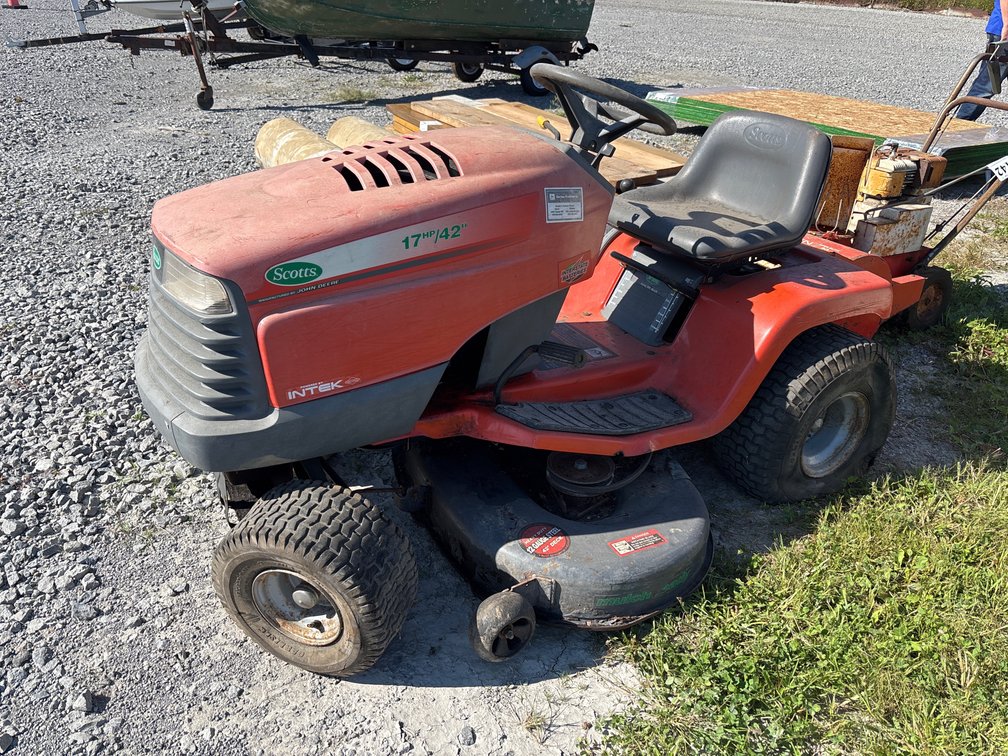 D4b. Scotts 17 hp riding lawnmower with a 72 inch deck runs, but needs new tire tires