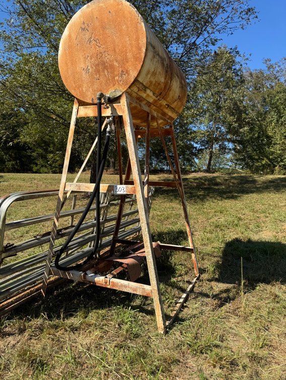 Fuel tank with stand