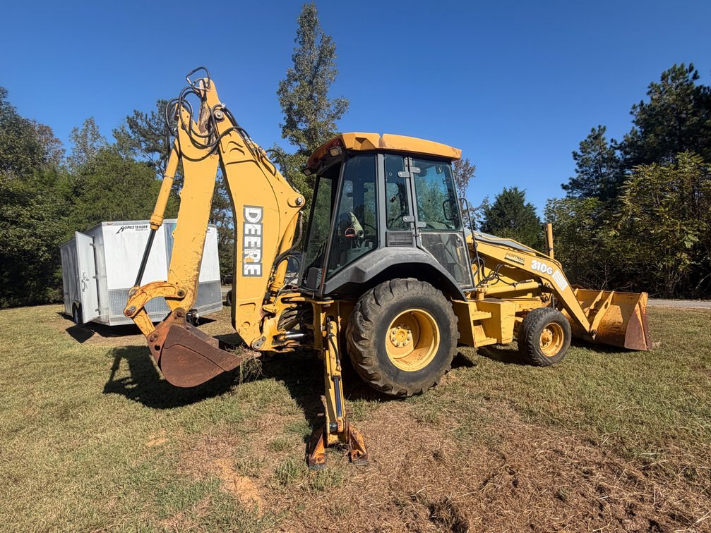 Deere 310 G backhoe.