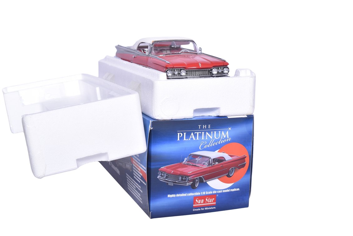 Sun Star 1:18 Diecast 1959 Oldsmobile "98" Convertible -  Polaris White / Cardinal Red