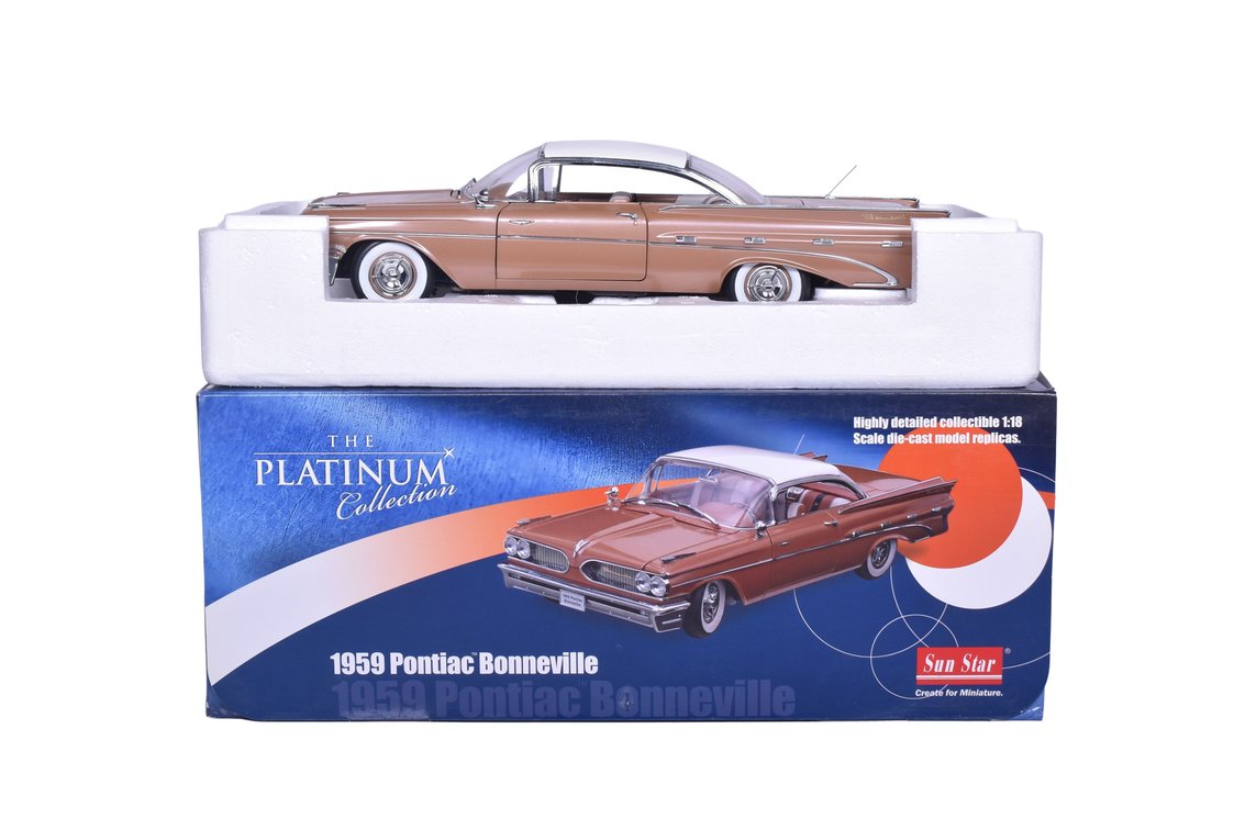 Sun Star 1:18 Diecast 1959 Pontiac Bonneville - Cameo Ivory / Canyon Copper