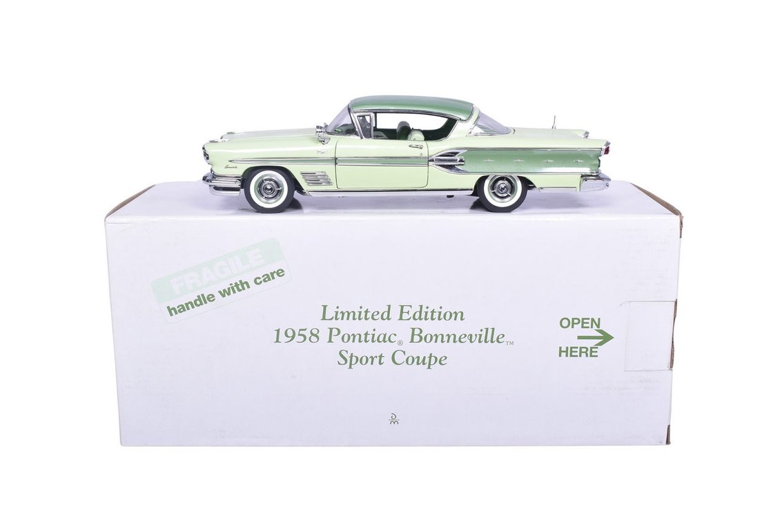 Danbury Mint 1:24 Diecast 1958 Pontiac Bonneville Sport Coupe